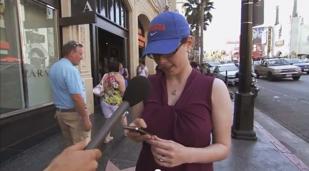 Experiment pe strazile din LA: Au primit un iPhone4S, li s-a spus ca e iPhone5 si l-au adorat