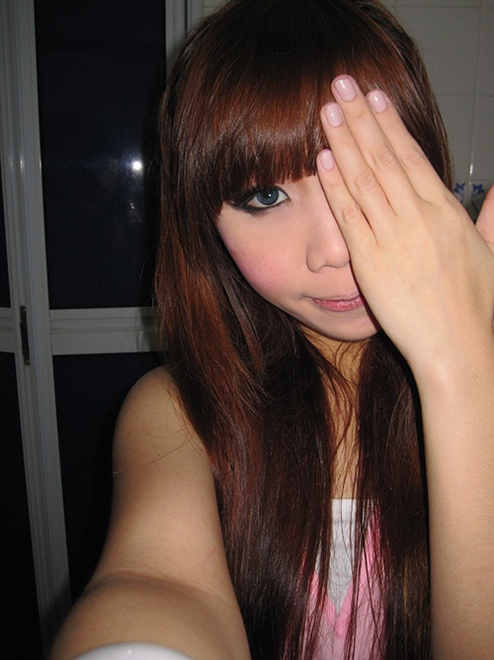 Dovada clara ca machiajul face minuni. Cum arata o fata care si-a fardat doar jumatate de chip. FOTO