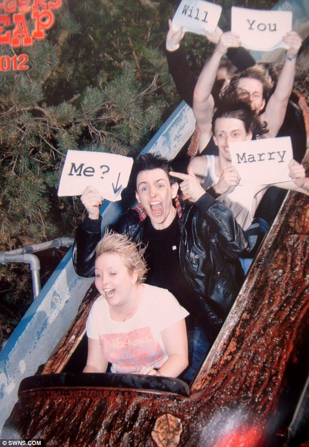 Tanara nici nu si-a dat seama ca iubitul ei o cere in casatorie. Ce surpriza i-a facut