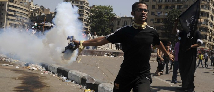 Un manifestant a murit si 53 de politisti au fost raniti in violentele antiamericane din Cairo
