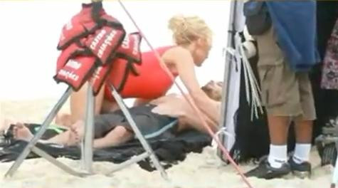 La 45 de ani, Pamela Anderson a revenit in costumul din Baywatch. In ce ipostaze a fost surprinsa