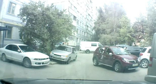 Video. Ce se intampla atunci cand o soferita fara experienta incearca sa parcheze un Sandero