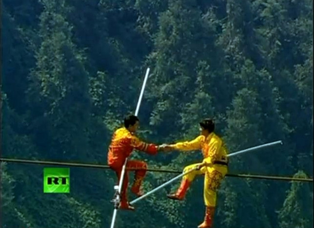 Trei chinezi au ajuns in Cartea Recordurilor, dupa ce au traversat pe FRANGHIE un canion. VIDEO