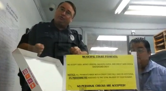 A devenit eroul internetului dupa ce a platit o amenda de 137 de dolari cu porci din origami. VIDEO