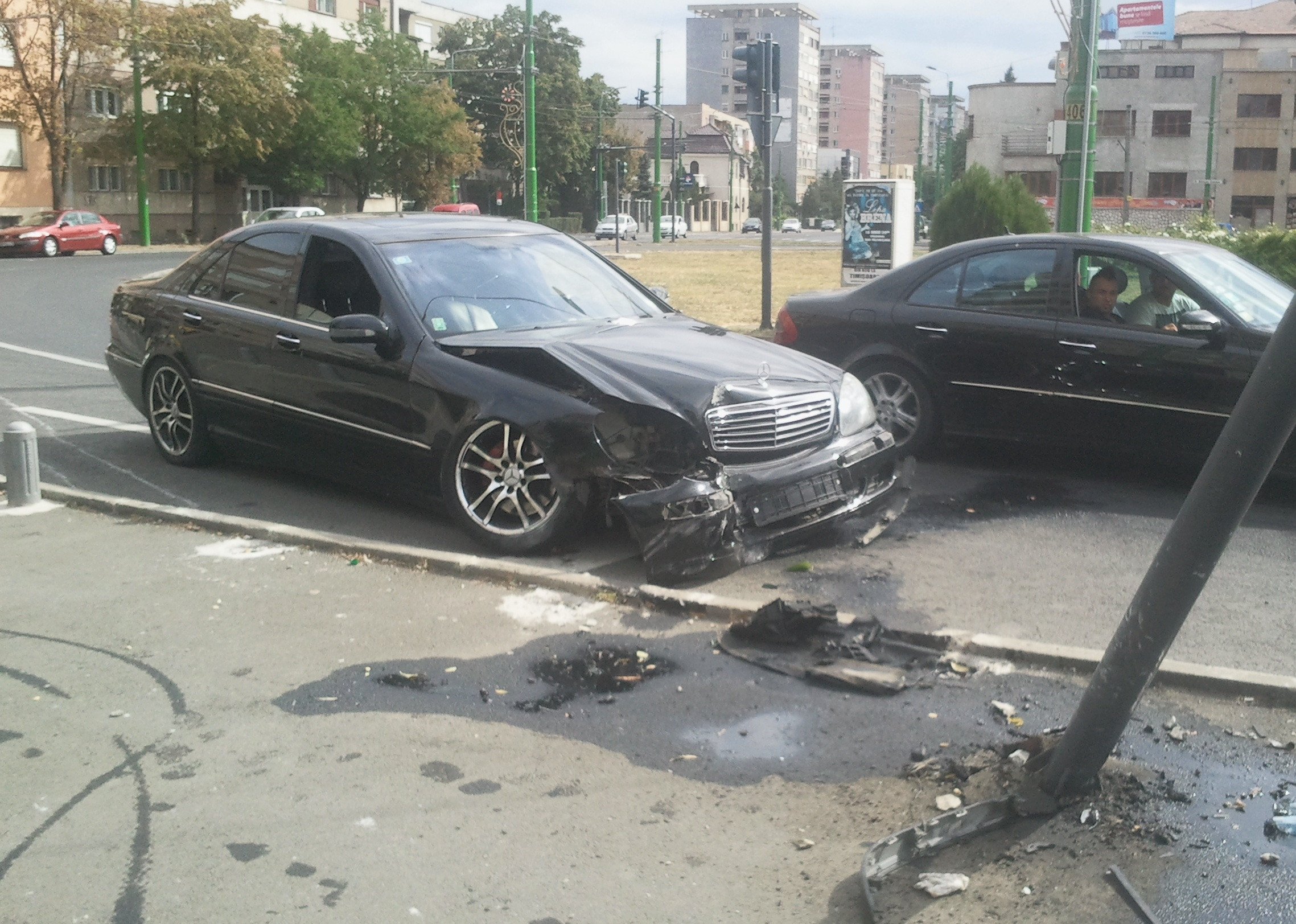 Fara permis, dar vitezoman. Un tanar de 17 ani a ajuns cu bolidul pe trotuar si s-a oprit in stalp