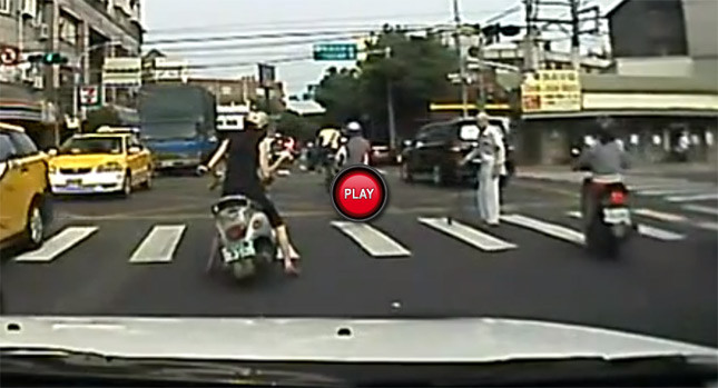 Cel mai FRUMOS gest pe care il poti FACE in trafic! Ce a facut femeia de pe scuter VIDEO