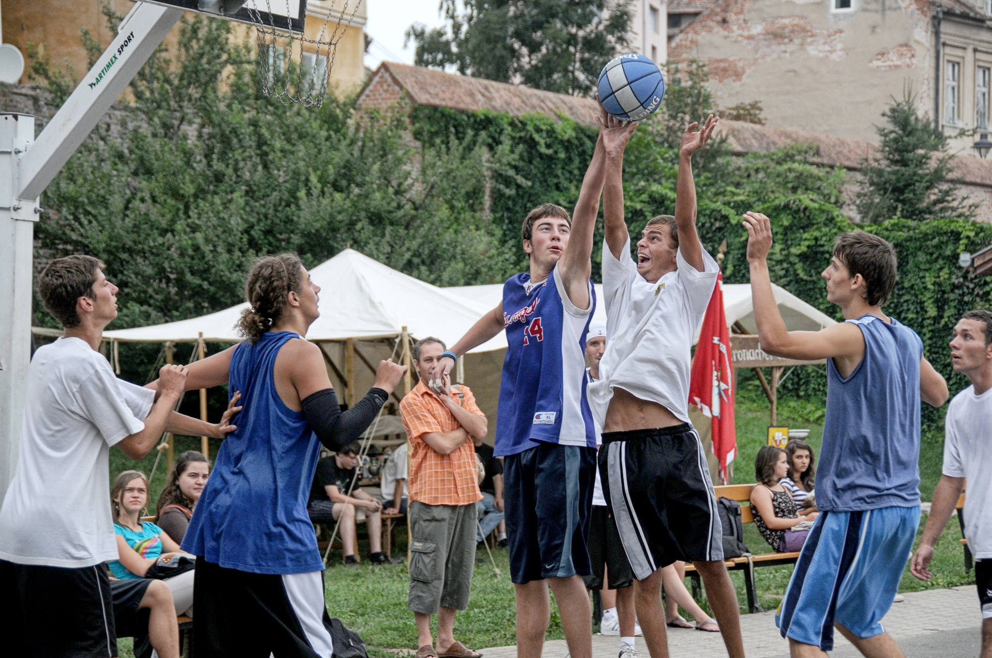 Baschetbalistii se aduna la Sibiu. Incepe a patra editie a turneului Sibiu Streetball