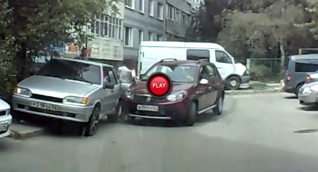 2 fete, un Sandero si o incercare de PARCARE! A dat peste PRIETENA ei: VIDEO