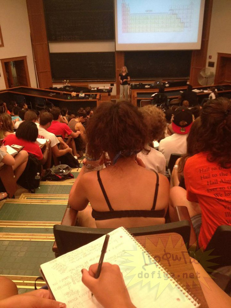 Prezenta ei in sala de curs a innebunit-o pe profesoara. Colegii au uitat ca sunt la scoala