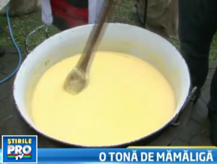 Morosenii, la un pas de a stabili un nou record privind ce mai mare mamaliga din lume