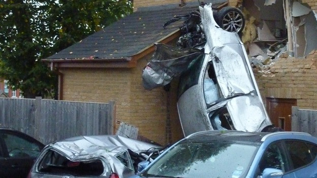 Accident bizar in Anglia. Autoritatile nu pot spune cum a ajuns masina in dormitorul de la etajul 1