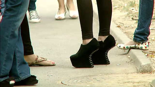 Baietii pe motoare, fetele pe platforme. Imaginea din curtea scolii in prima zi dupa vacanta de vara