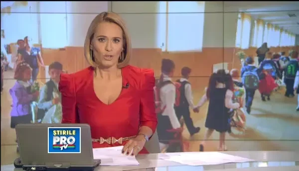 Baietii pe motoare, fetele pe platforme. Imaginea din curtea scolii in prima zi dupa vacanta de vara