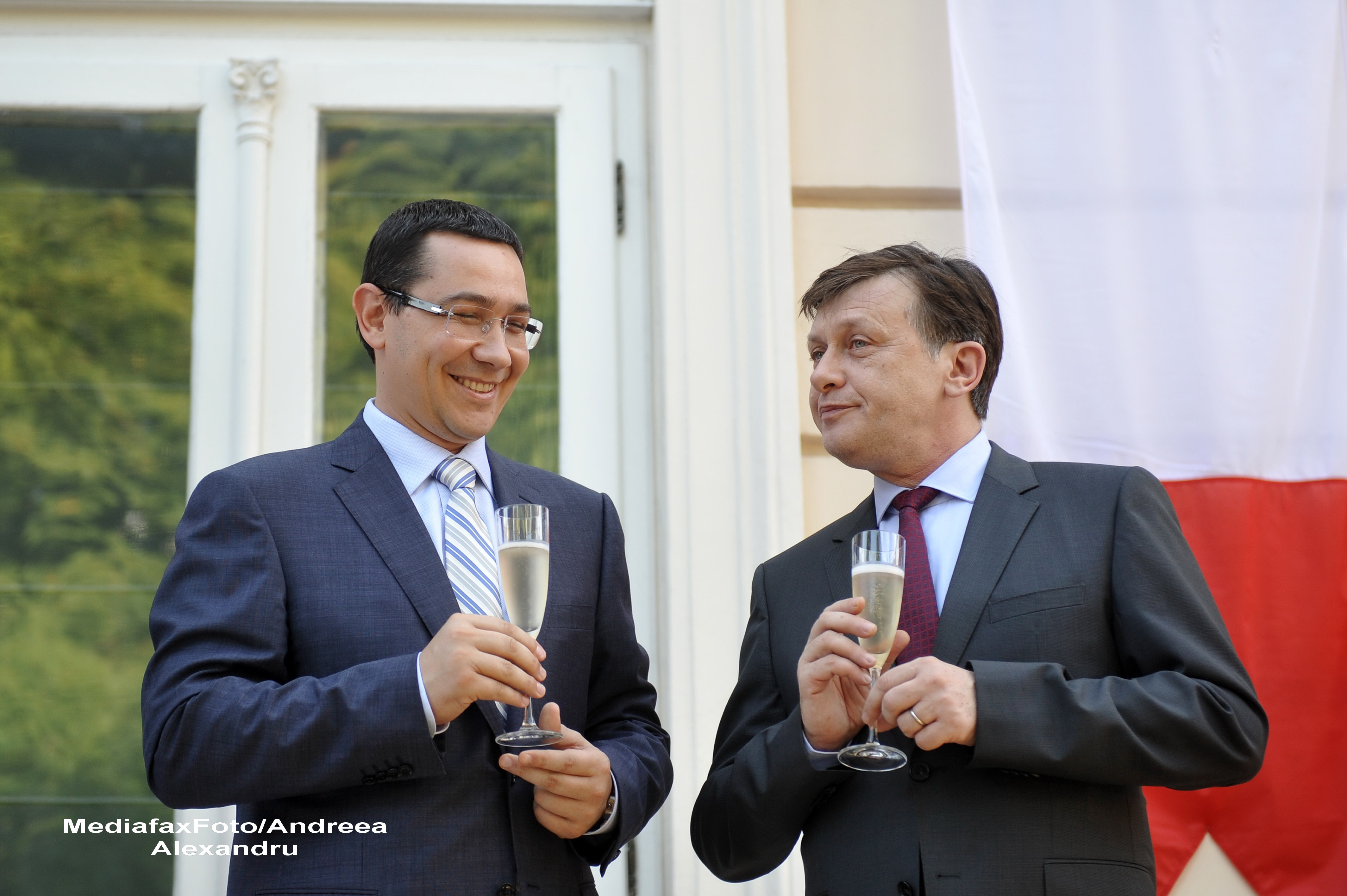 Antonescu: Blaga il apara pe Basescu asta vara la 40-45 de grade; Ponta: Va referiti la temperatura?