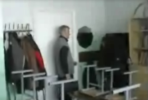 Profesor umilit si lovit de elevi in sala de clasa. VIDEO