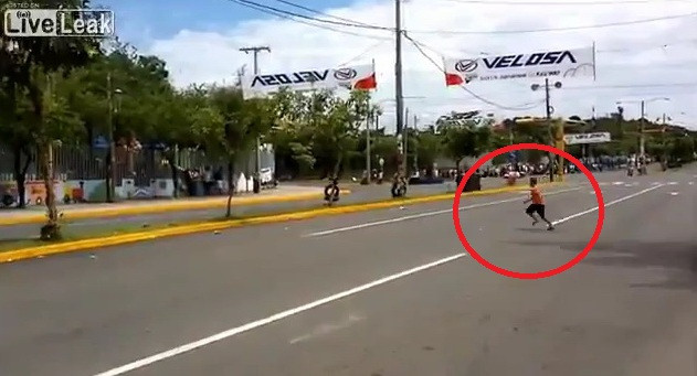 Pustiul asta a traversat strada in timpul unei curse de MOTOCICLETE! VIDEO