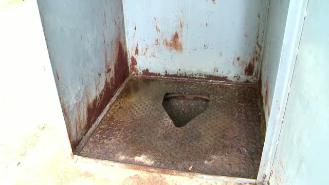 Situatie revoltatoare, dar cat se poate romaneasca: toaleta cu "inimioara" din mijlocul drumului
