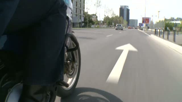 Examenul practic pentru categoria A: viitorul motociclist va primi comenzi in casca de la examinator