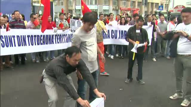 200 de chinezi au protestat in fata ambasadei Japoniei de la Bucuresti: "Japonia este un talhar"