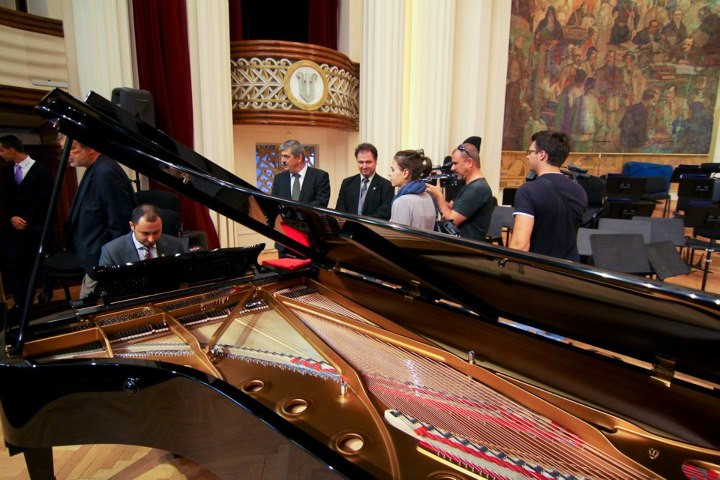 Filarmonica de Stat Transilvania si-a achizitionat un pian de 600.000 de lei