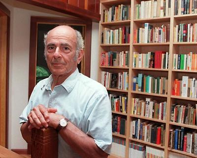 Poetul american Louis Simpson, castigator al unui premiu Pulitzer, a murit la 89 de ani