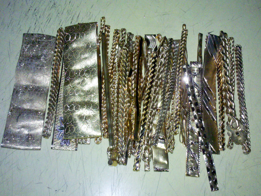 Bagaje pline de bogatii. Un turc a intrat in tara cu 20 kg de lingouri si bijuterii nedeclarate