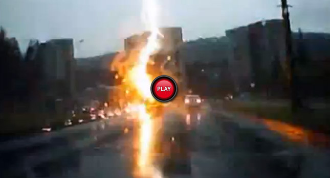 Thunderstruck: Made in Rusia: SUV-ul, fulgerat violent in trafic! VIDEO