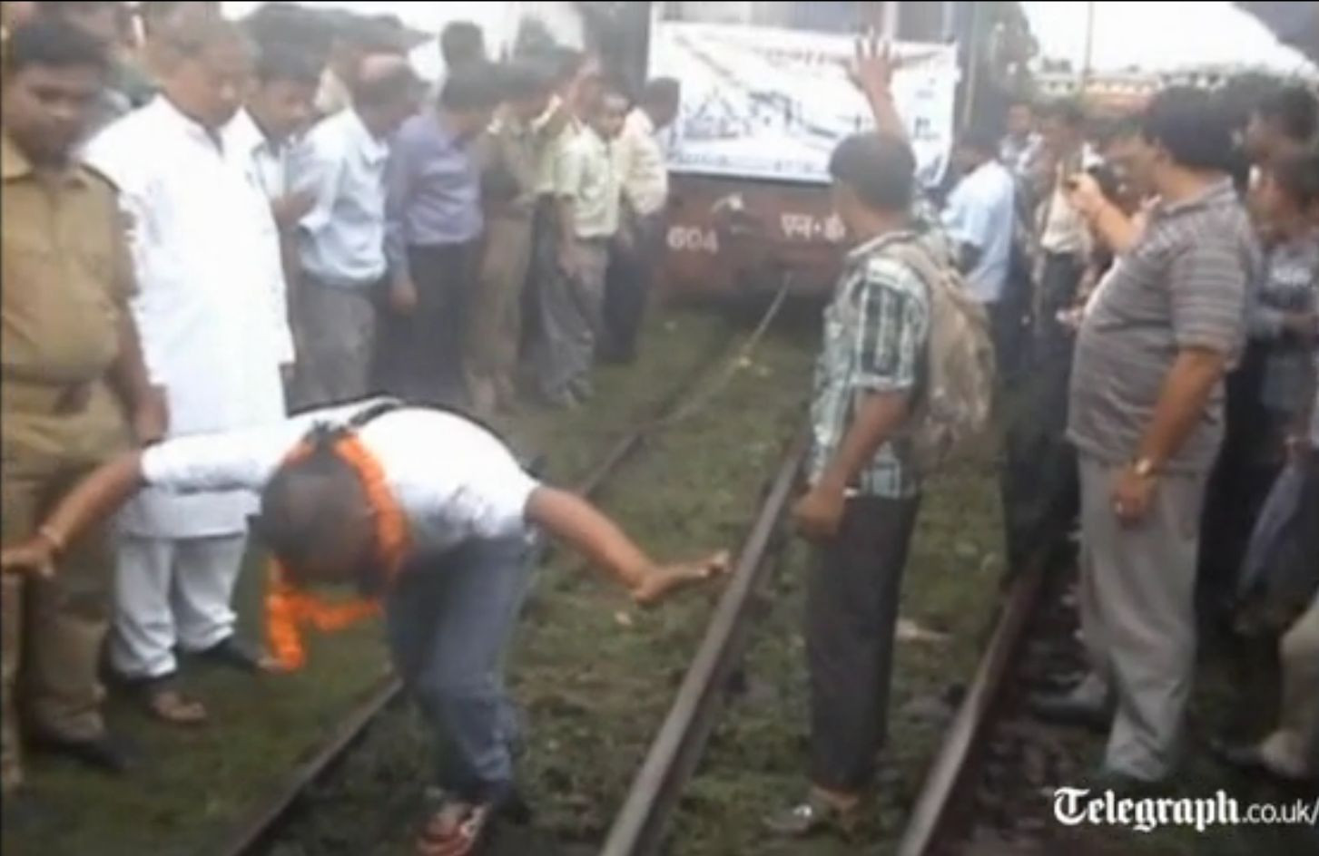 Record mondial stabilit de un indian. A tras dupa el un tren de 40 de tone folosindu-si parul. VIDEO