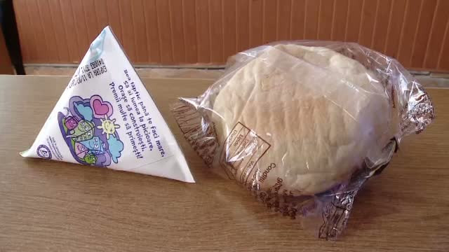 Programul "Cornul si laptele", intre risipa si ajutor. De multe ori, alimentele ajung la gunoi
