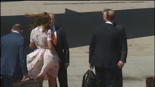 Ghinionul se tine scai de ducesa de Cambridge. Cat pe ce sa ramana in lenjerie intima la aeroport