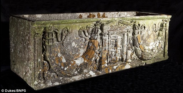 A stat 100 de ani cu o comoara in gradina si nu a stiut nimic despre ea