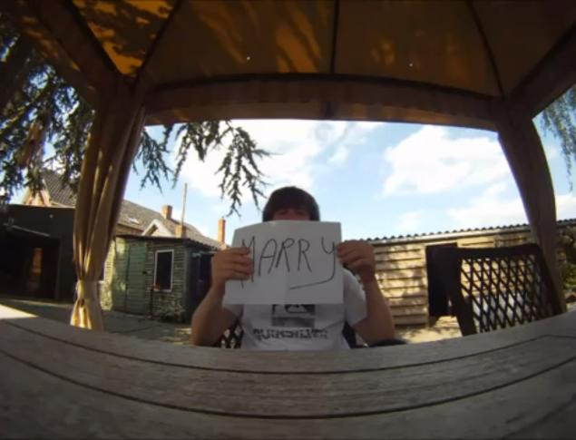 VIDEO. A cerut-o in casatorie, desi nu s-au intalnit niciodata. Ce raspuns a primit acest tanar