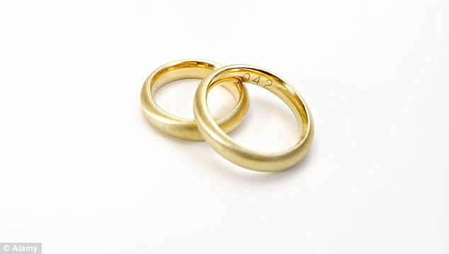 EU SUNT TATAL TAU :) O femeie din SUA a aflat ca a fost casatorită cu tatal ei!