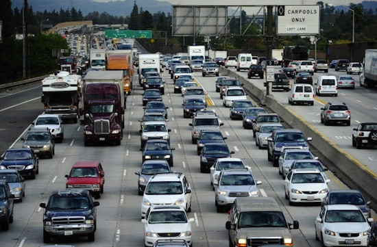 Reactia extrema a unui cuplu surprins facand sex intr-o masina aflata in trafic. Au fost arestati