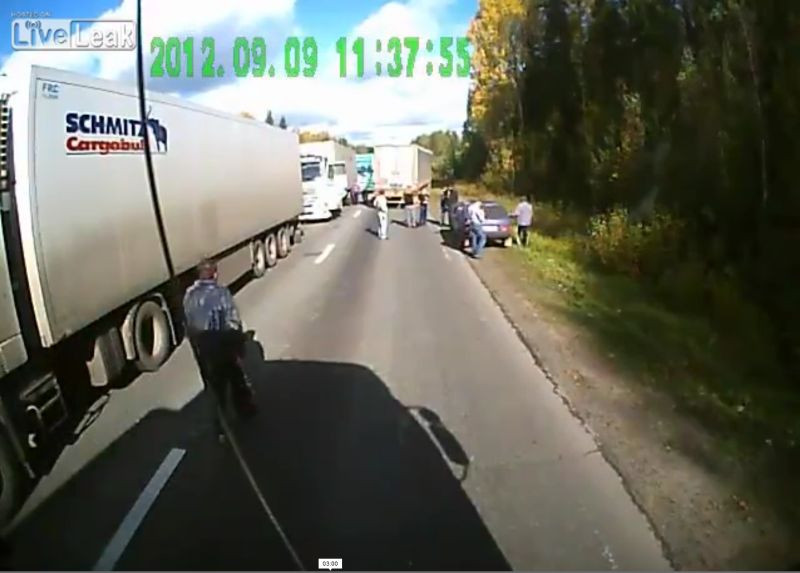 Mostra de colegialitate. Cum ii pun la punct camionagiii rusi pe cei care vor sa ii jefuiasca. VIDEO