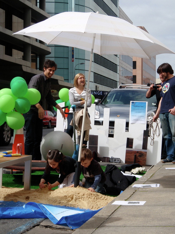 In Sibiu, locurile de parcare sunt transformate in gradini, biblioteci si terenuri de sport