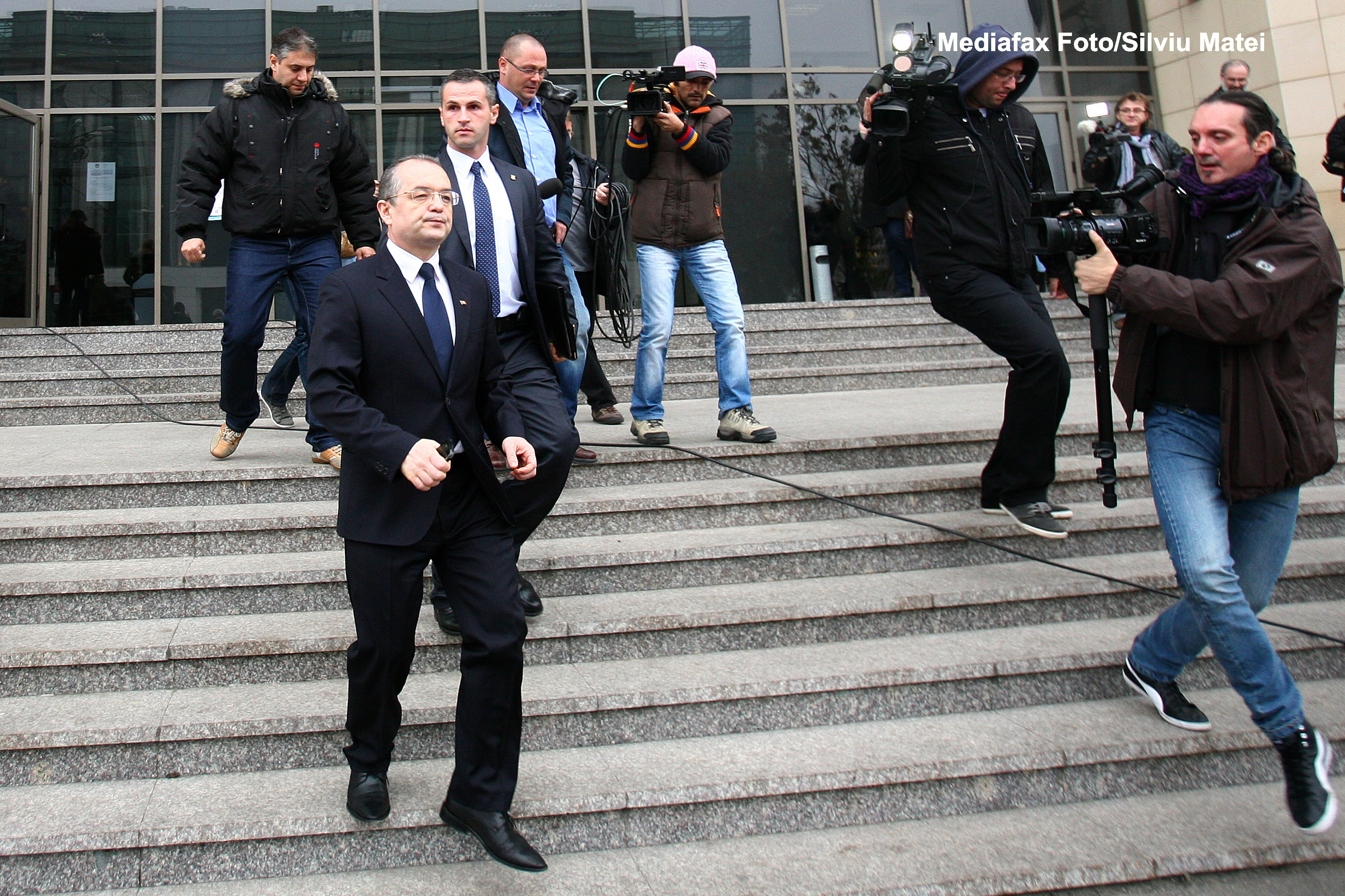 Emil Boc a renuntat la masina si a mers pe jos la primarie, pentru ca este Saptamana Mobilitatii