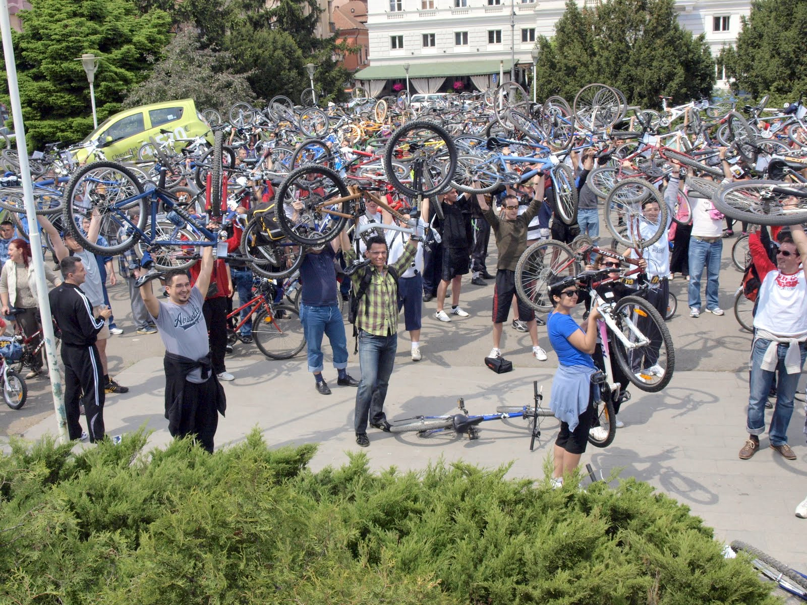 Sute de aradeni vor marca Ziua Fara Masini printr-o plimbare cu bicicleta. Afla punctul de intalnire