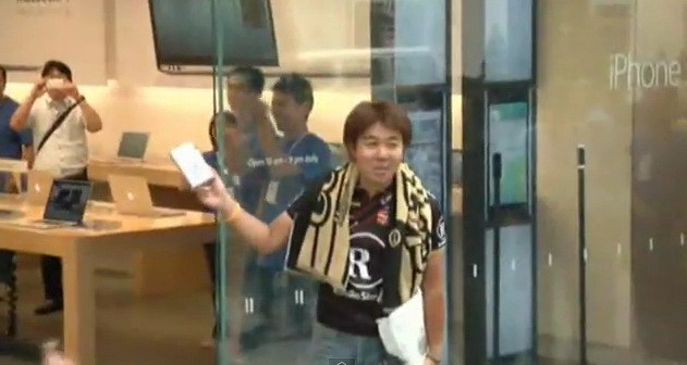 IPHONE 5 A FOST pus in VANZARE: Cum au reactionat fanii Apple la deschiderea magazinelor! VIDEO