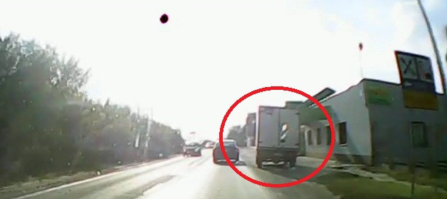 Nu o sa iti vina sa crezi pe unde depaseste soferul asta GRABIT! VIDEO