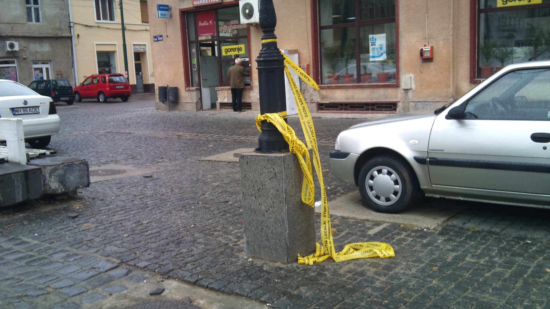 Cat rezista benzile de avertisment menite sa izoleze un loc periculos: mai putin de o ora