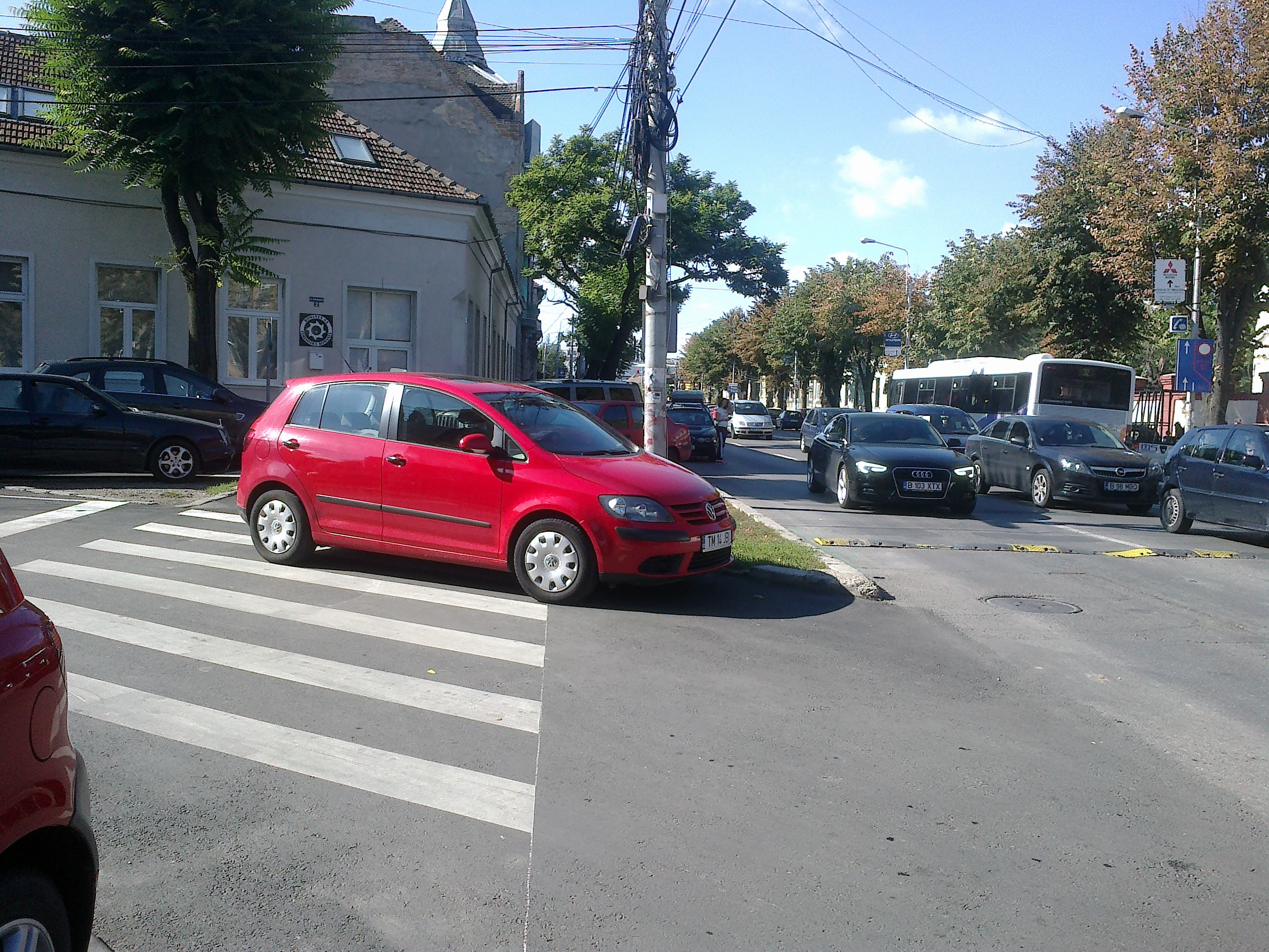 Tupeul unor soferi timisoreni intrece orice limite. Vezi unde si-au parcat masinile