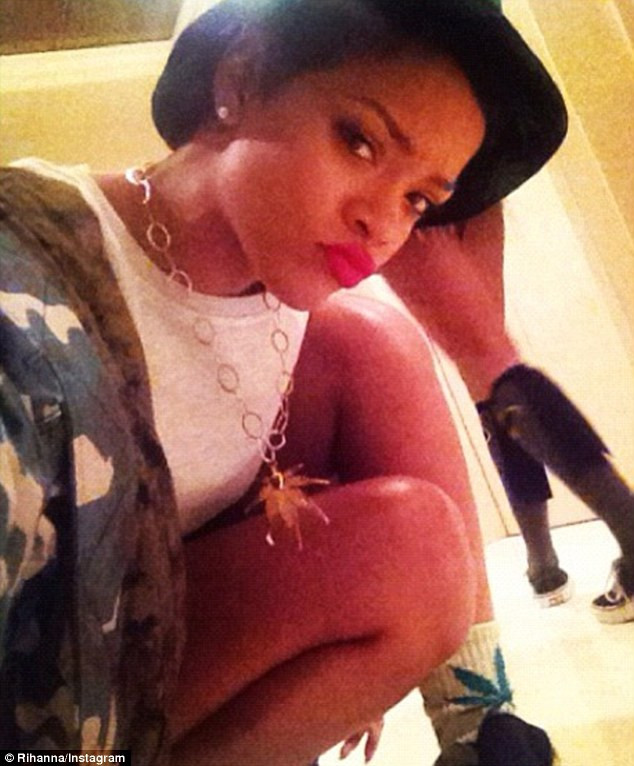 Cum s-a distrat RIHANNA intr-un club de striptease! FOTO