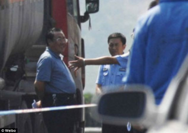 "Nu poti sa faci asa ceva, intr-un asemenea loc". Gestul din aceasta fotografie l-a costat slujba