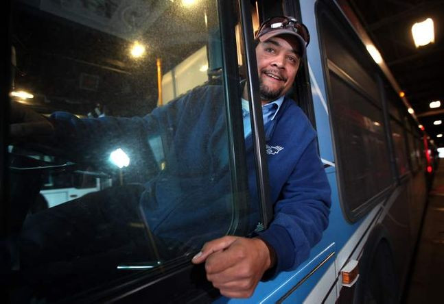 Un sofer si-a emotionat toti pasagerii dupa ce a oprit masina pentru a ajuta o persoana nevoiasa