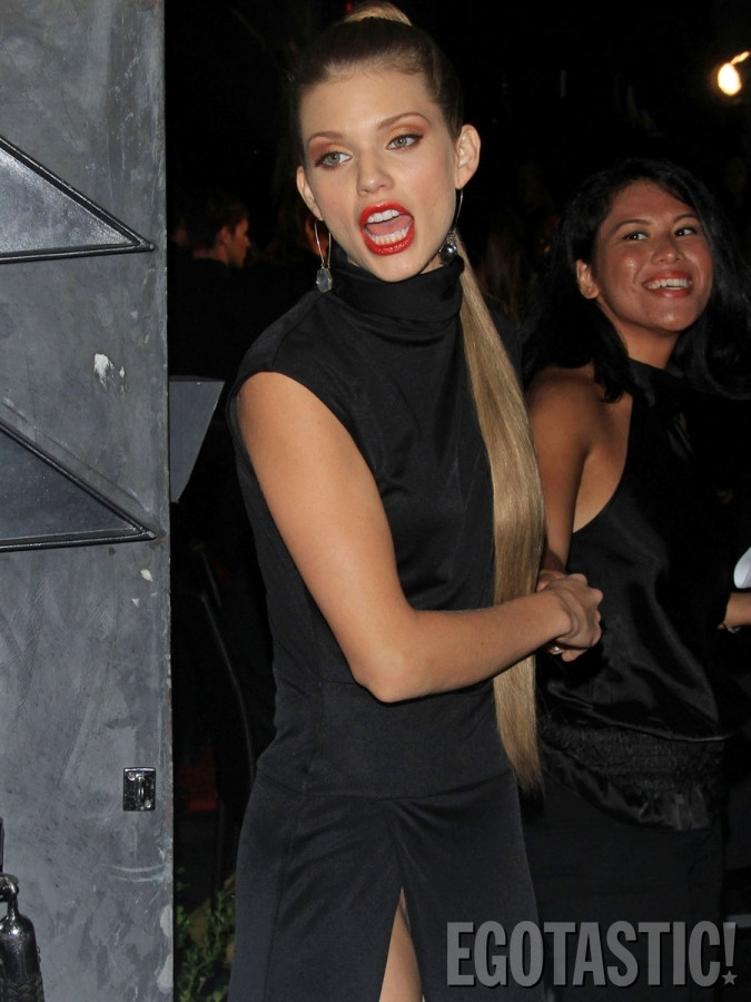 Artista care a confundat covorul rosu cu dormitorul. Rochia ei a atras atentia tuturor. FOTO