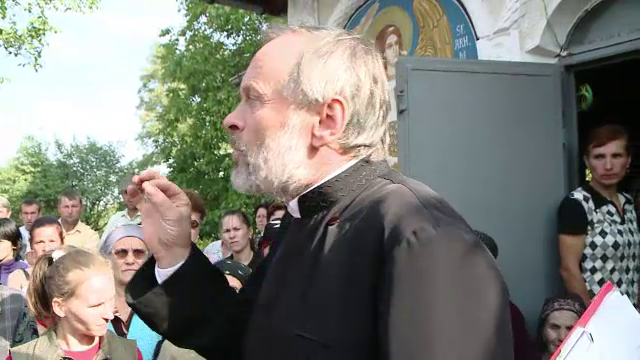 30 de zile de pauza de la slujba pentru preotul din Bohotin acuzat ca si-a pipait enoriasele