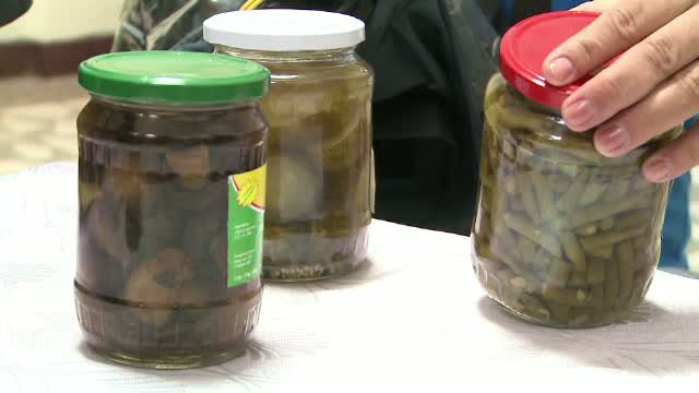 Cei mai amarati oameni din Galati, hraniti cu produse expirate. Ancheta la una dintre cantine