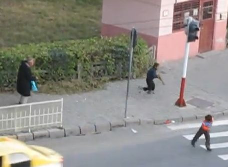 Imagini socante. Batran lovit in plina strada la Medias de cativa copii. VIDEO