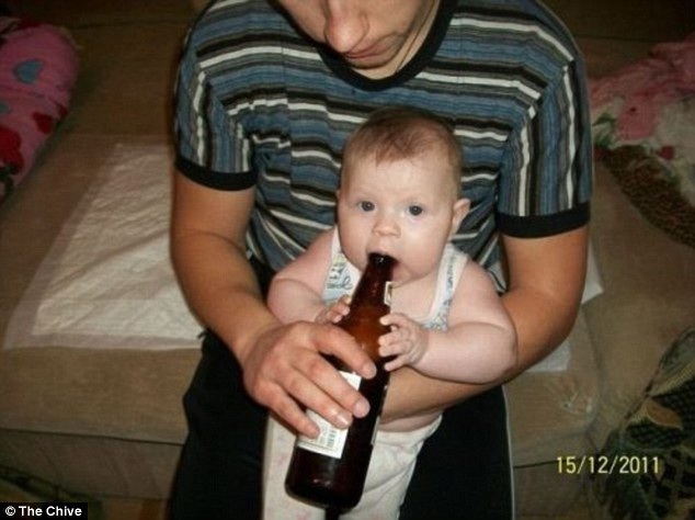 Cei mai inconstienti parinti din lume. In ce ipostaze si-au fotografiat copiii. GALERIE FOTO